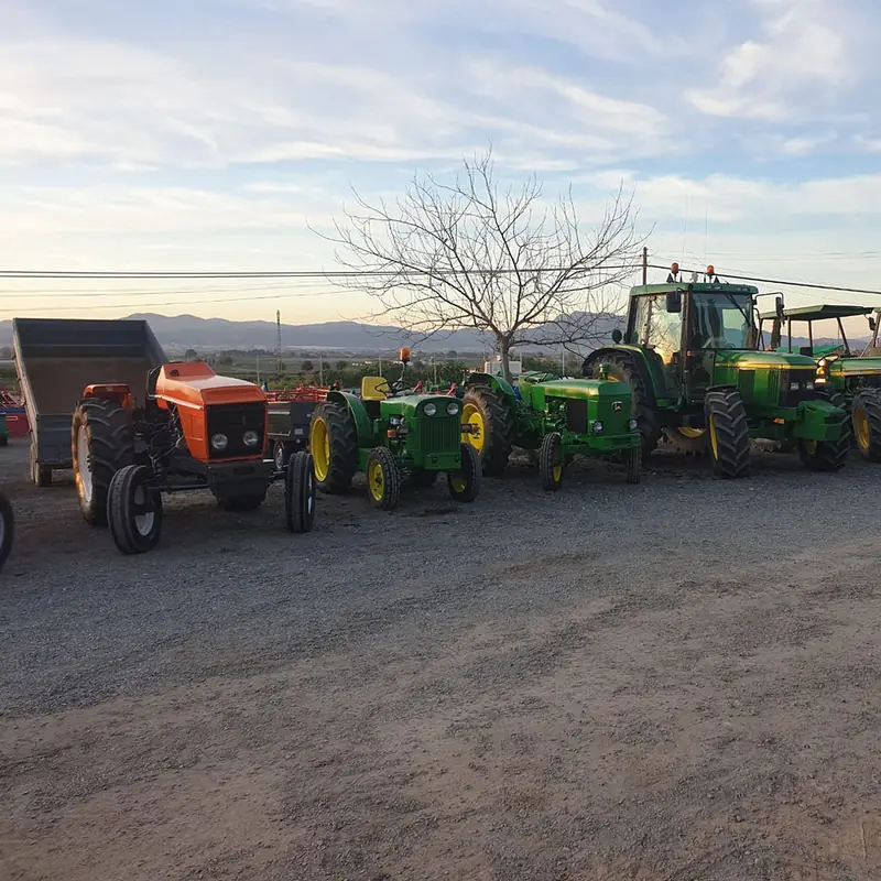 Fila de tractores John Deere y Fiat en la explanada