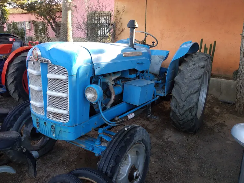 Tractor Ford azul clásico