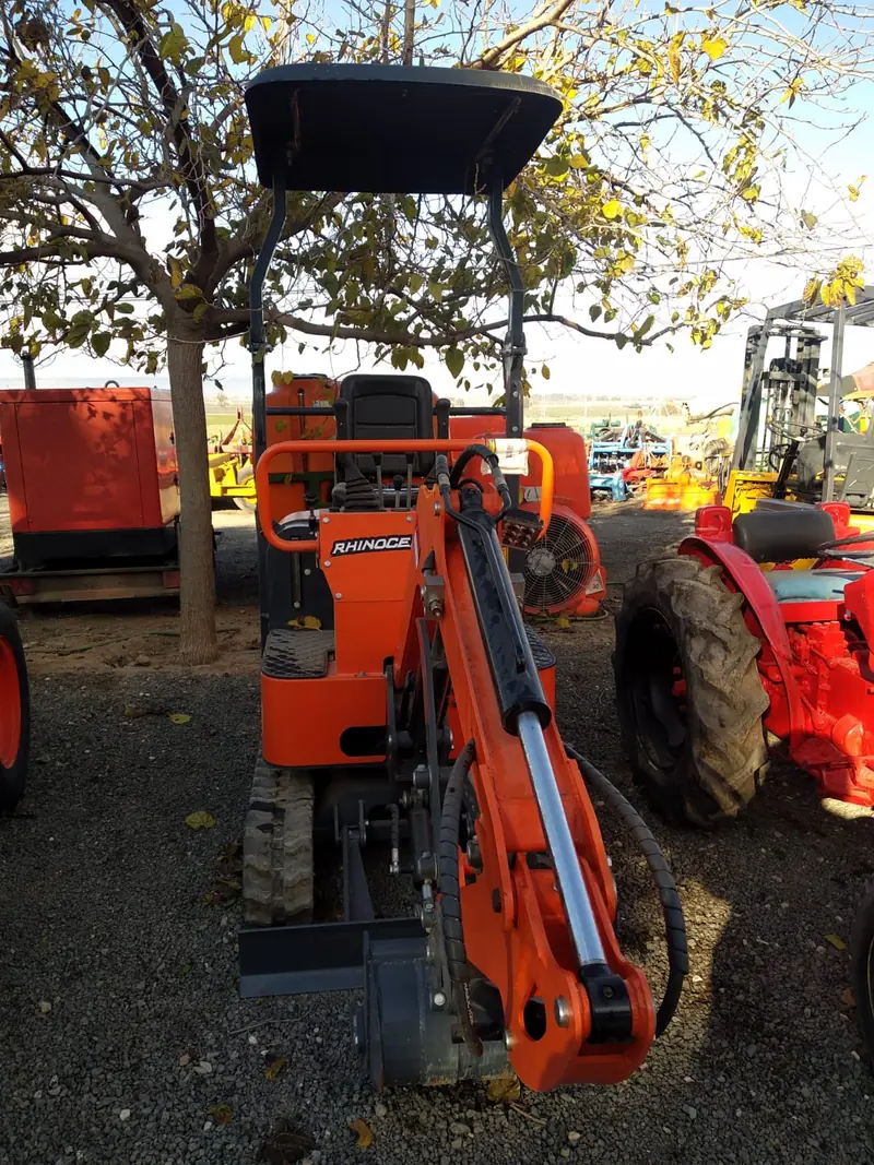 Tractor Kubota naranja con pala