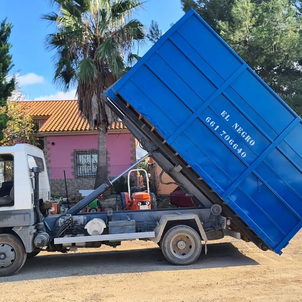 El camión de contenedores de Negrotrans, con «El Negro» y el teléfono pintados en el contenedor